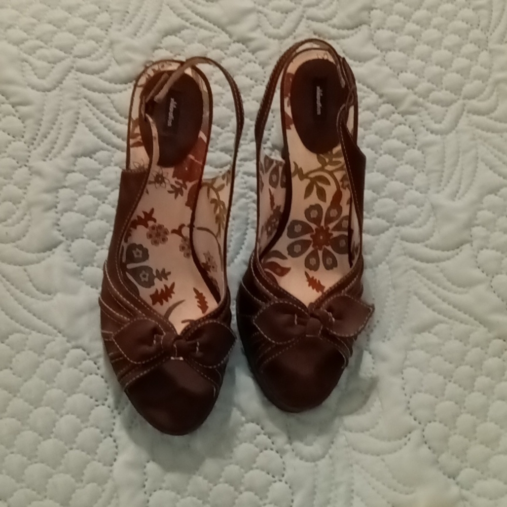 NWT Xhilaration Brown Bowtie Heels